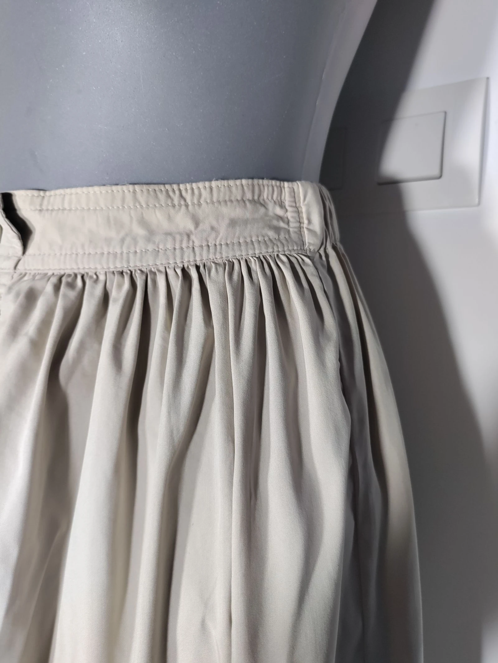 Falda Zara Basic beige con botones y vuelo - Talla XS – photo 5